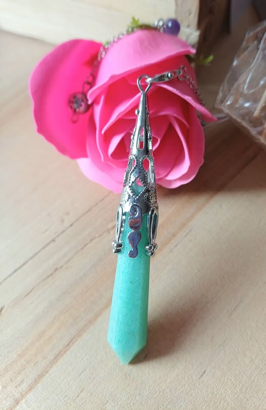 Pendule pointe en aventurine avec chaîne aux sept chakras