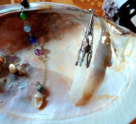 Pendule pointe en cristal de roche avec chaîne 7 chakras