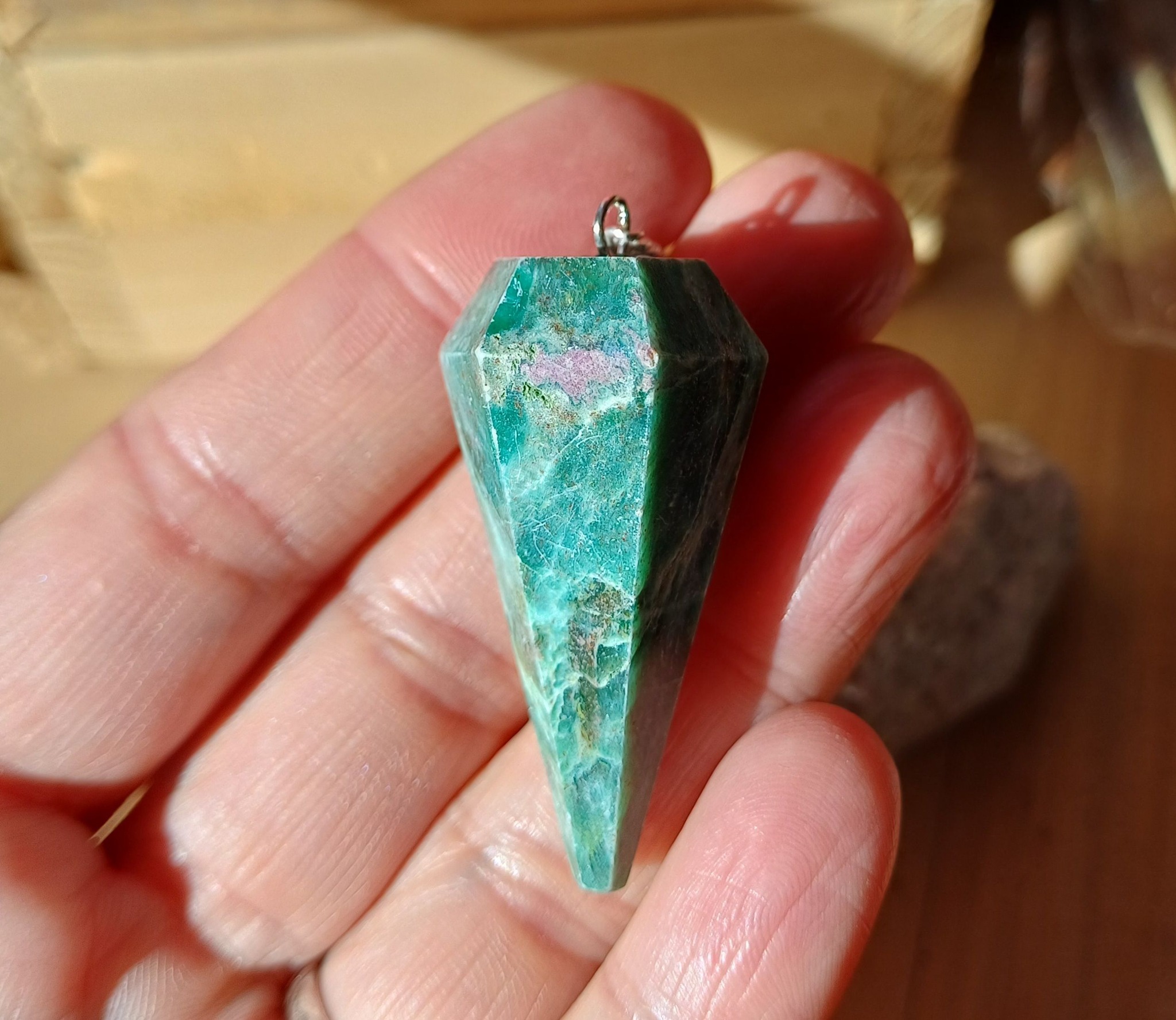 Pendule facetté en rubis sur zoïsite