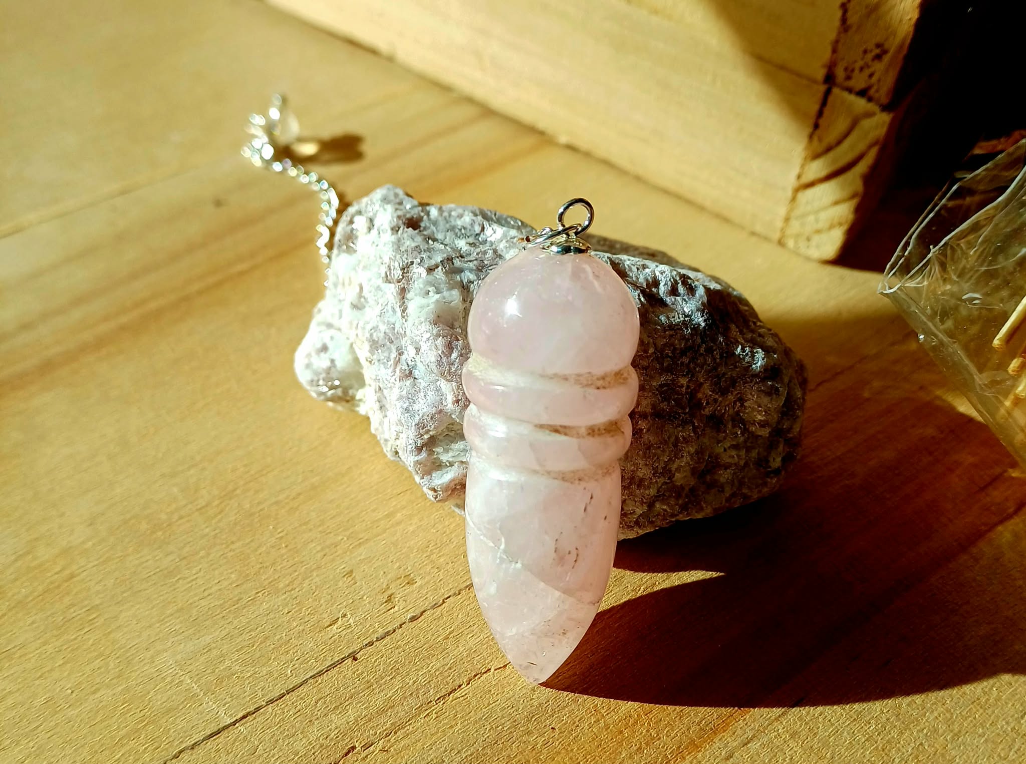Pendule égyptien en quartz rose