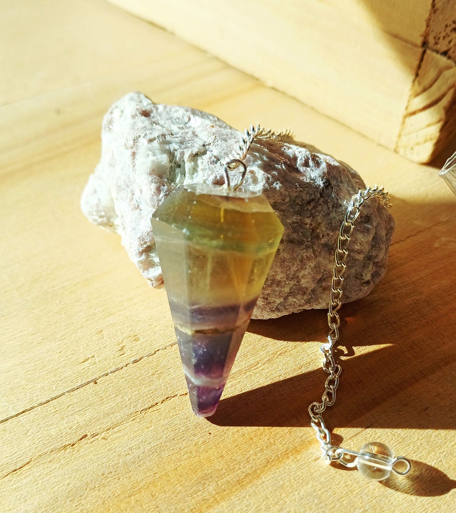 Pendule facetté en fluorite multicolore
