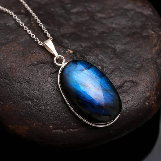 Pendentif en labradorite bleue avec son cerclage argenté