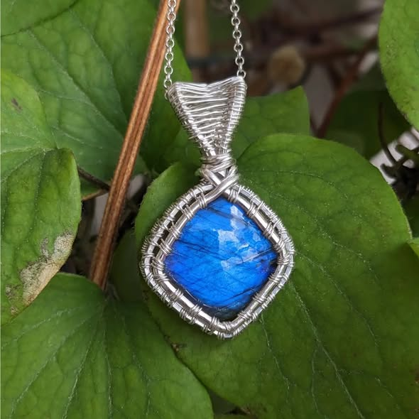 Pendentif en labradorite bleue, sublimé par un cerclage en argent massif
