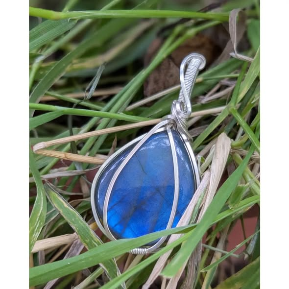 Pendentif en labradorite bleue, sublimé par un cerclage en argent,