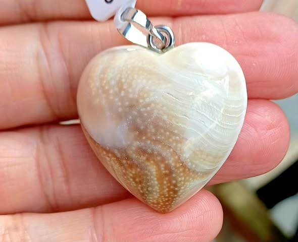 Pendentif « Œil de Sainte Lucie » en forme de cœur