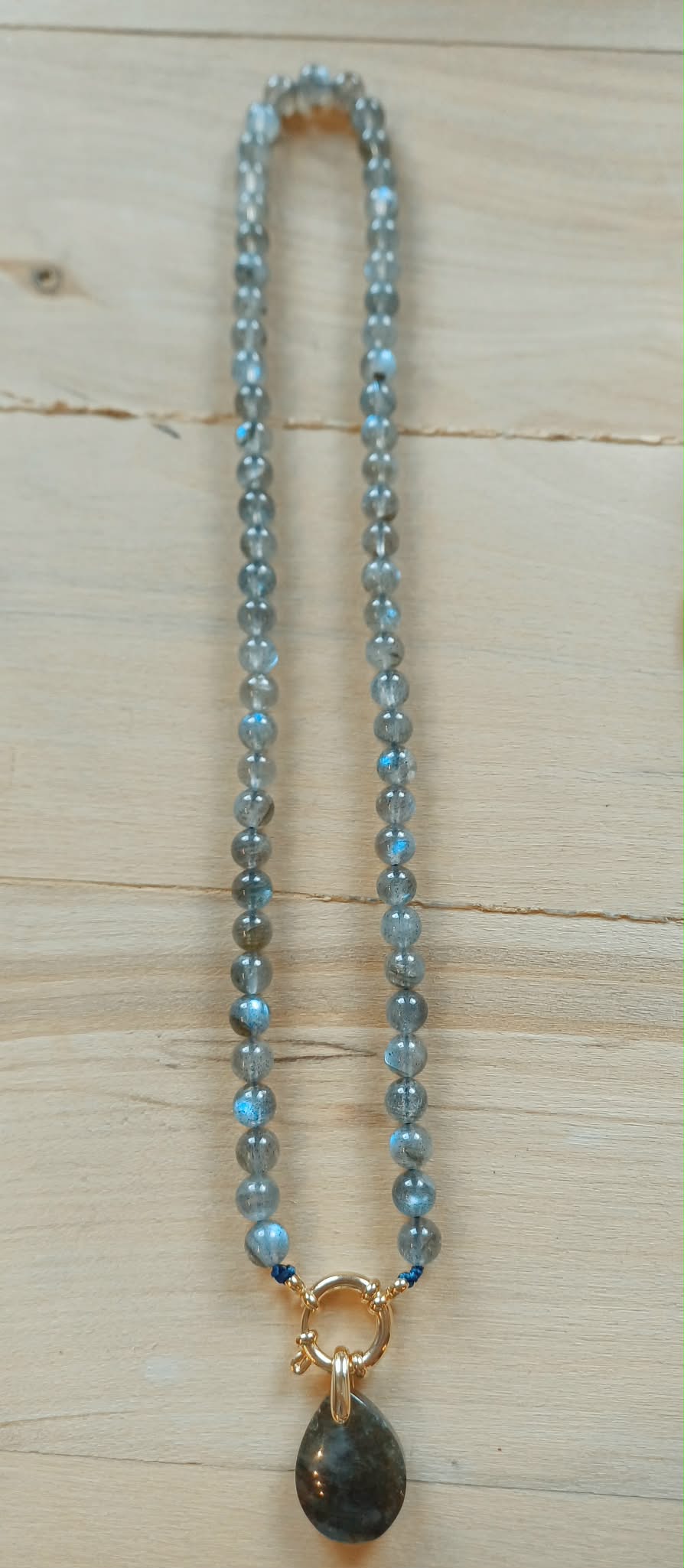 Collier boule en labradorite, sublimé par son élégant pendentif