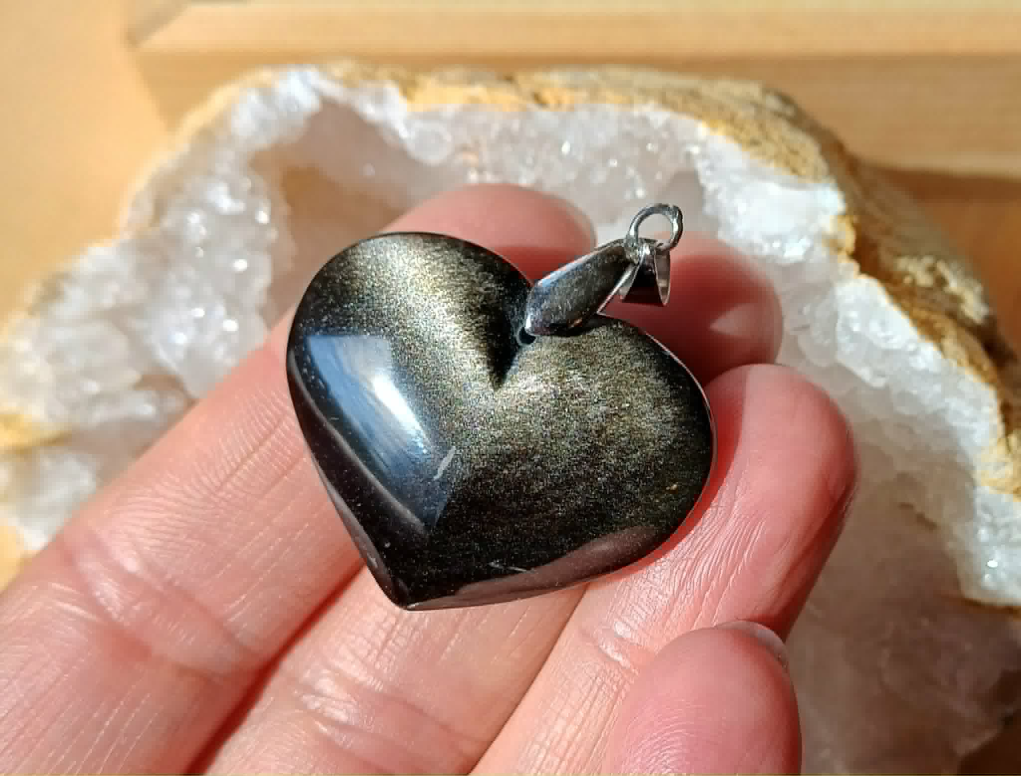 Pendentif en forme de cœur en obsidienne argentée