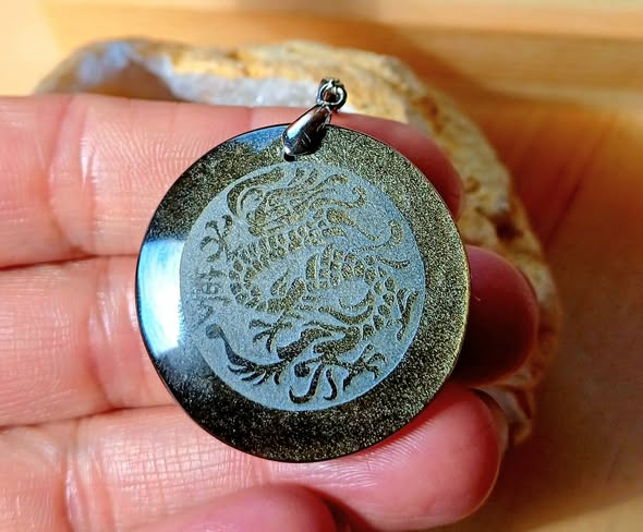 Pendentif en obsidienne dorée, orné de la symbolique gravée du dragon