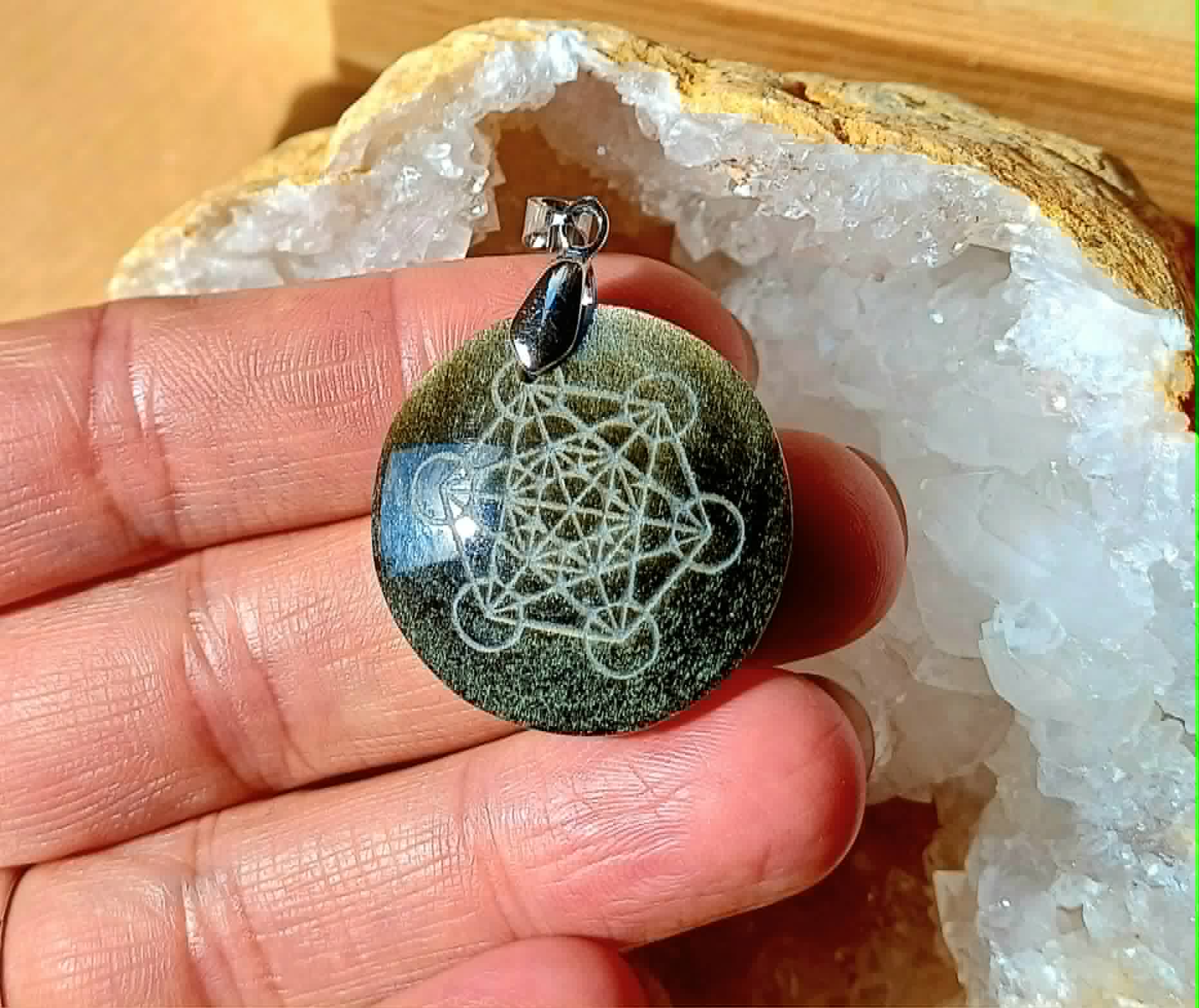 Pendentif obsidienne dorée gravée du symbole sacré de Métatron