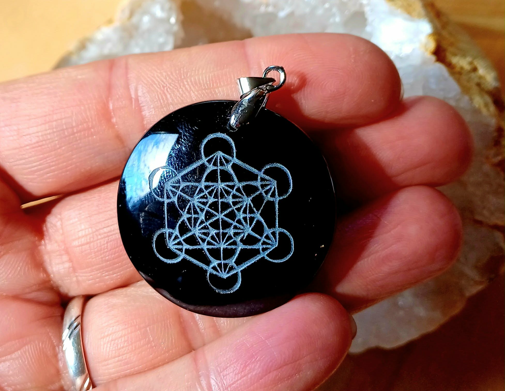 Pendentif en "Obsidienne noire gravée du symbole sacré de Métatron'