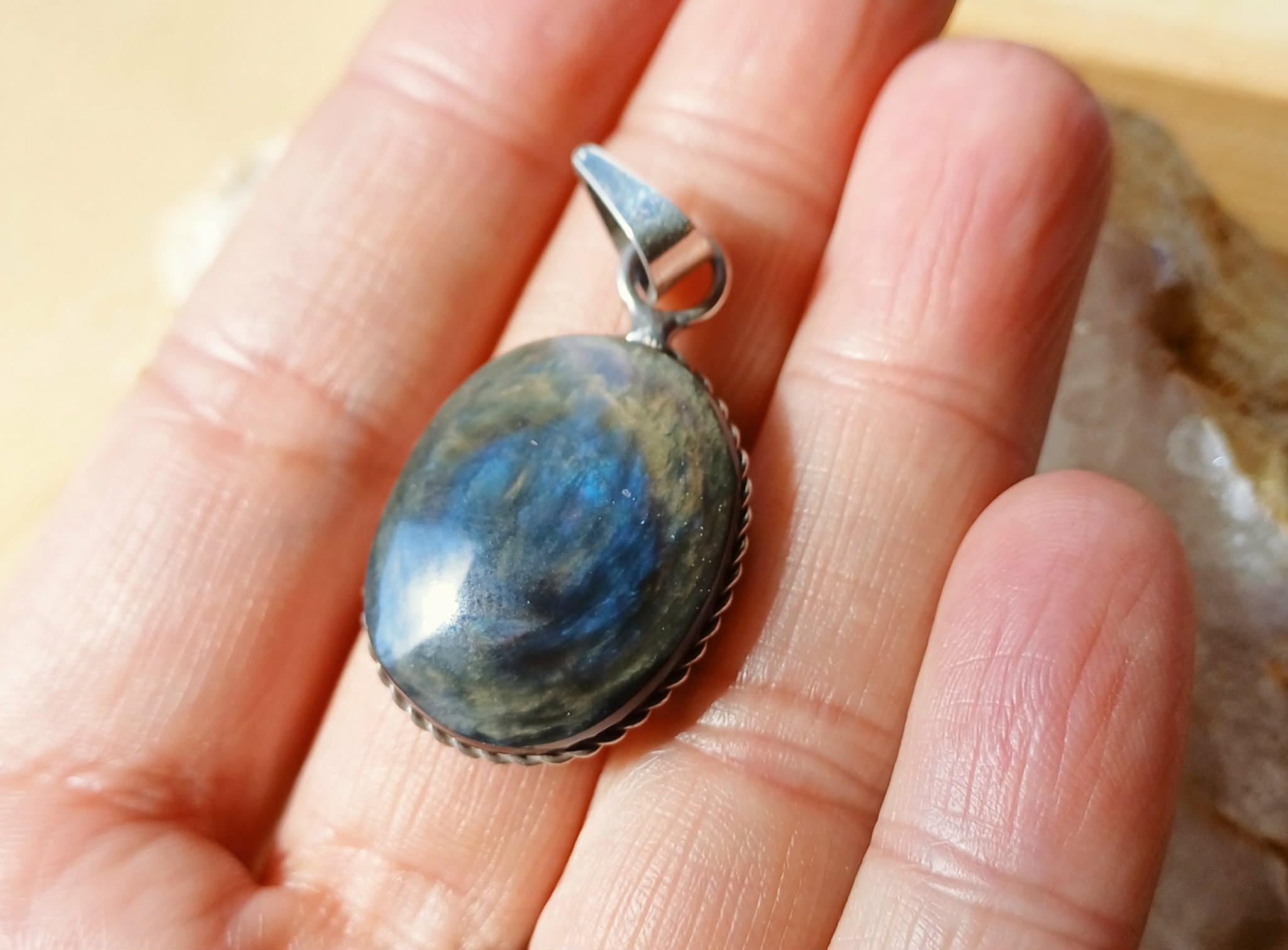 Pendentif en obsidienne Manta Huichol avec son magnifique cerclage torsadé en argent