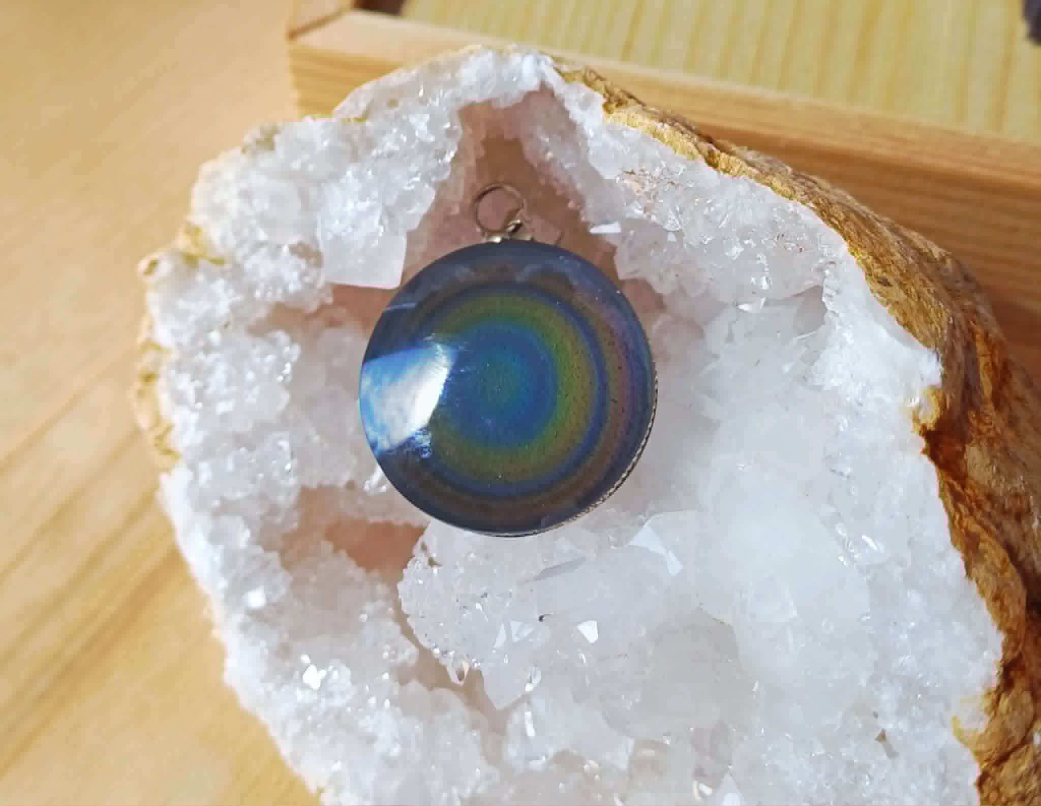 Pendentif rond en obsidienne œil céleste, sublimé par son élégant cerclage en argent,