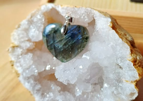 Pendentif coeur en labradorite