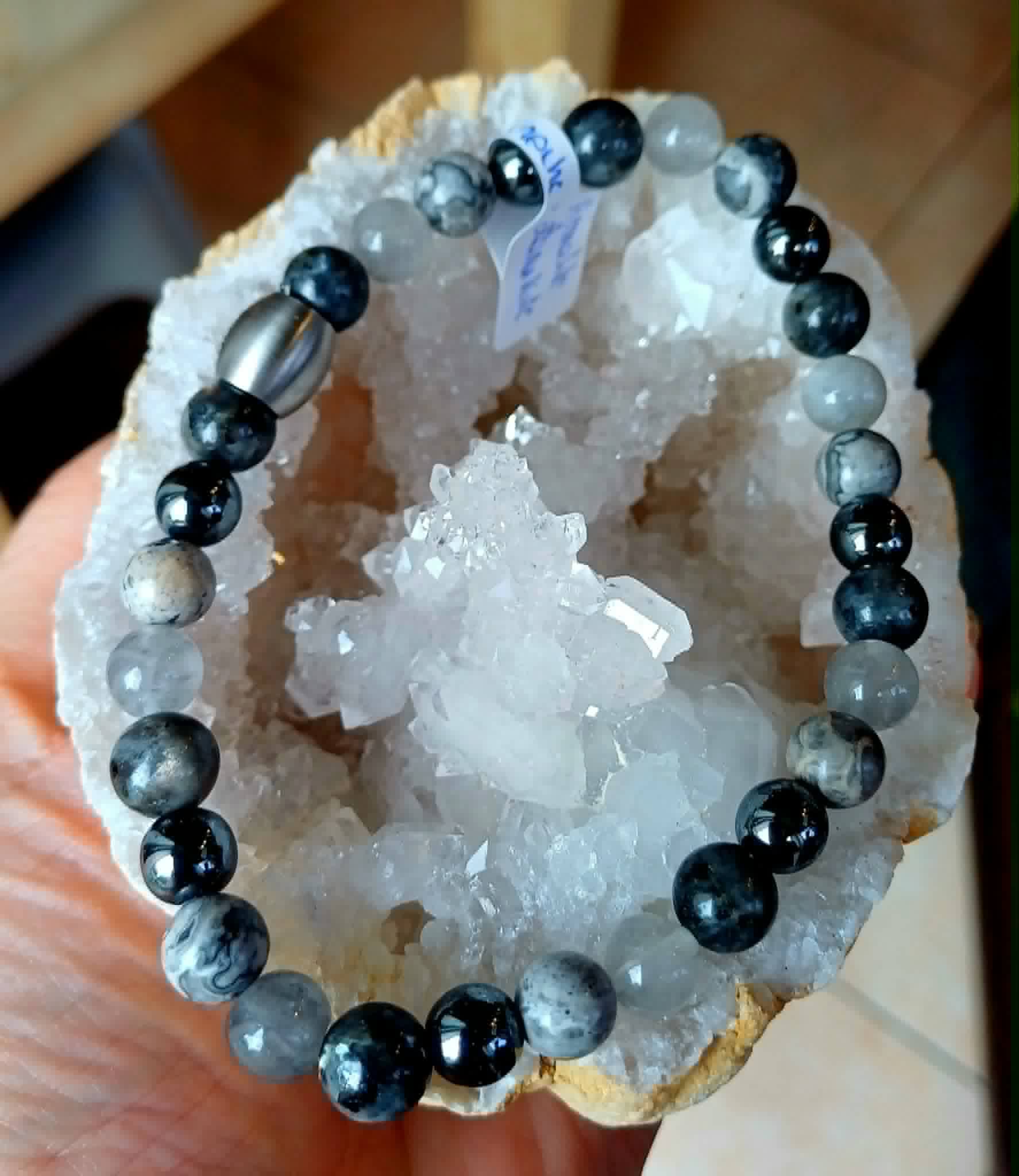 Bracelet composé d’agate, de larvikite, d’hématite et de cristal de roche