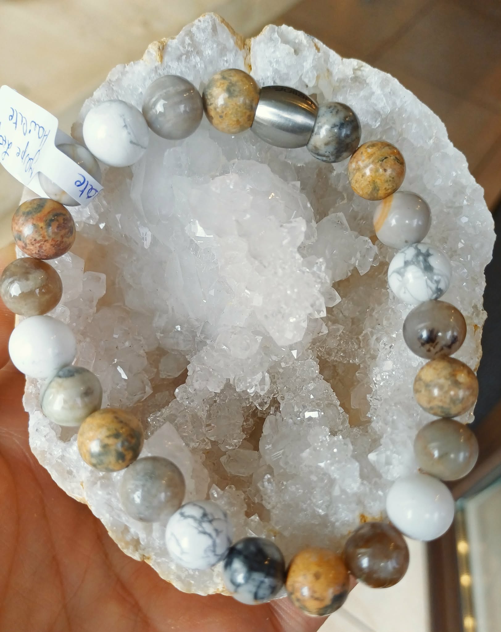 Bracelet composé de jaspe Picasso, agate, jaspe léopard et howlite